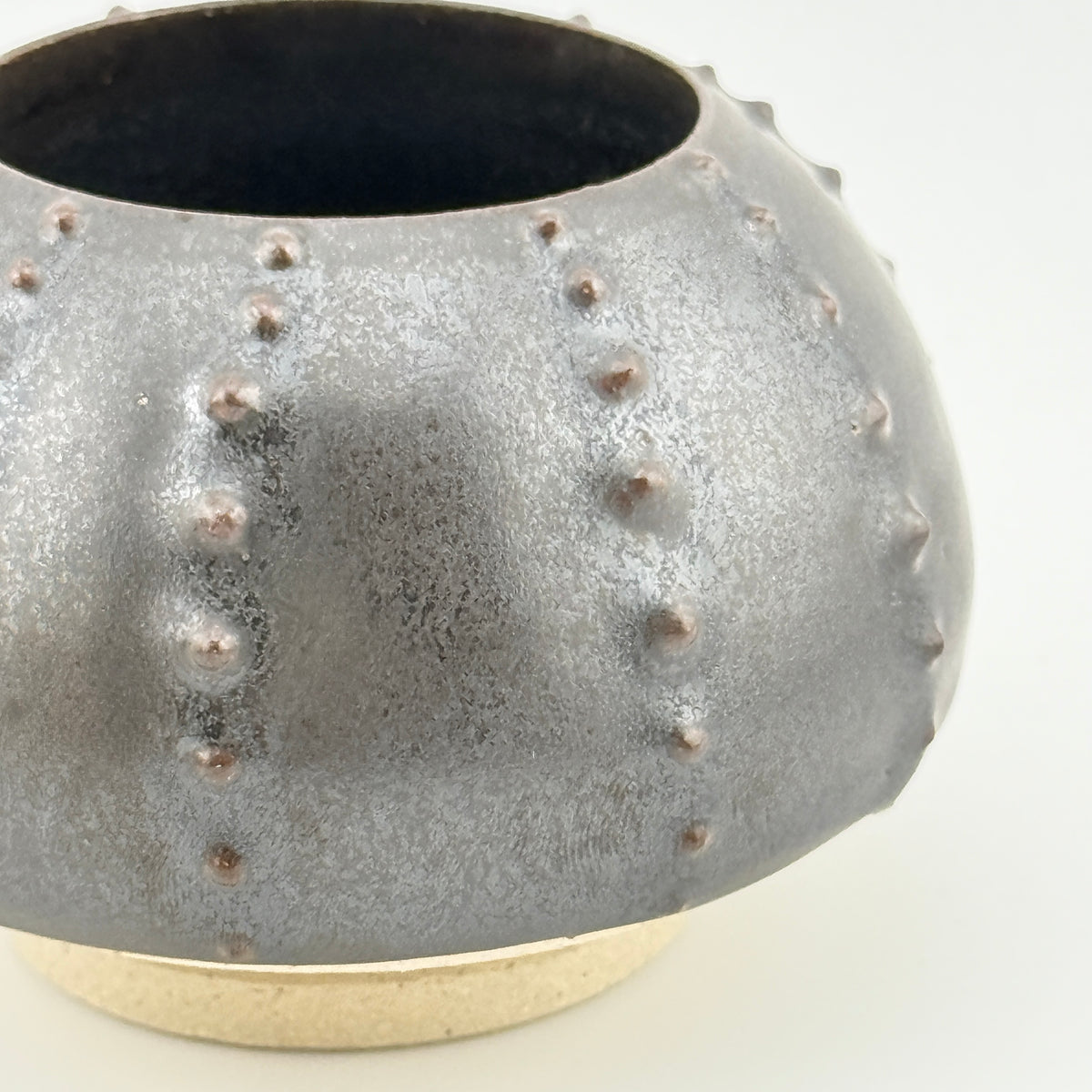 Oursin Céramique en Grès Noir Métallisé – Sculpture Artisanale Wabi-Sabi