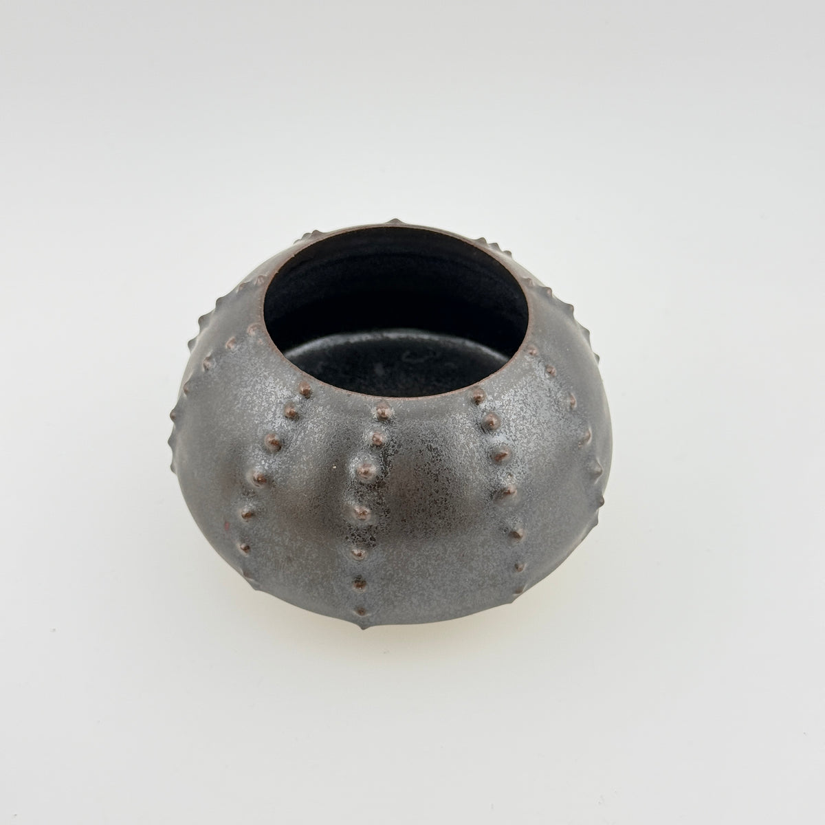 Oursin Céramique en Grès Noir Métallisé – Sculpture Artisanale Wabi-Sabi