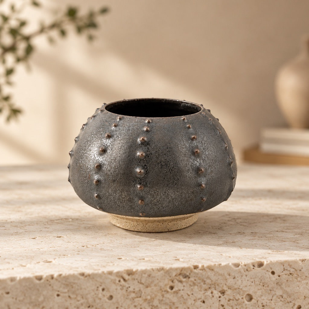 Oursin Céramique en Grès Noir Métallisé – Sculpture Artisanale Wabi-Sabi