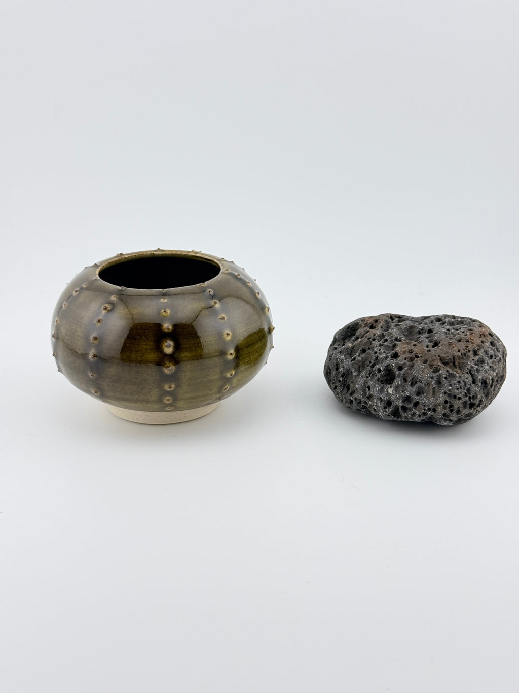 Oursin Céramique en Grès Porcelainique Noir Tenmoku – Sculpture Artisanale Wabi-Sabi