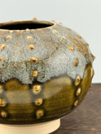 détail en macro de l'émail de l'oursin tenmoku en céramique de grès wabi-sabi fait main par Terresme 