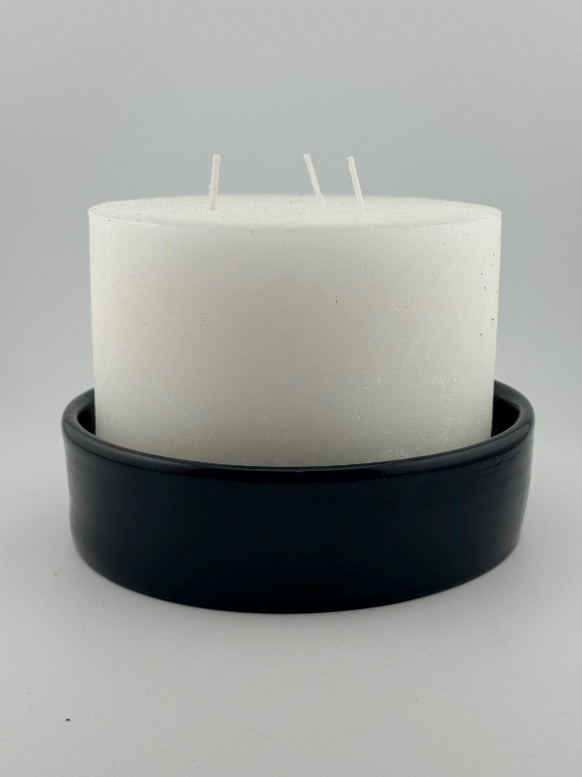 Photophore minimaliste noir laqué brillant, vue 5 sur 10, objet artisanal façonné à la main par Terresme.