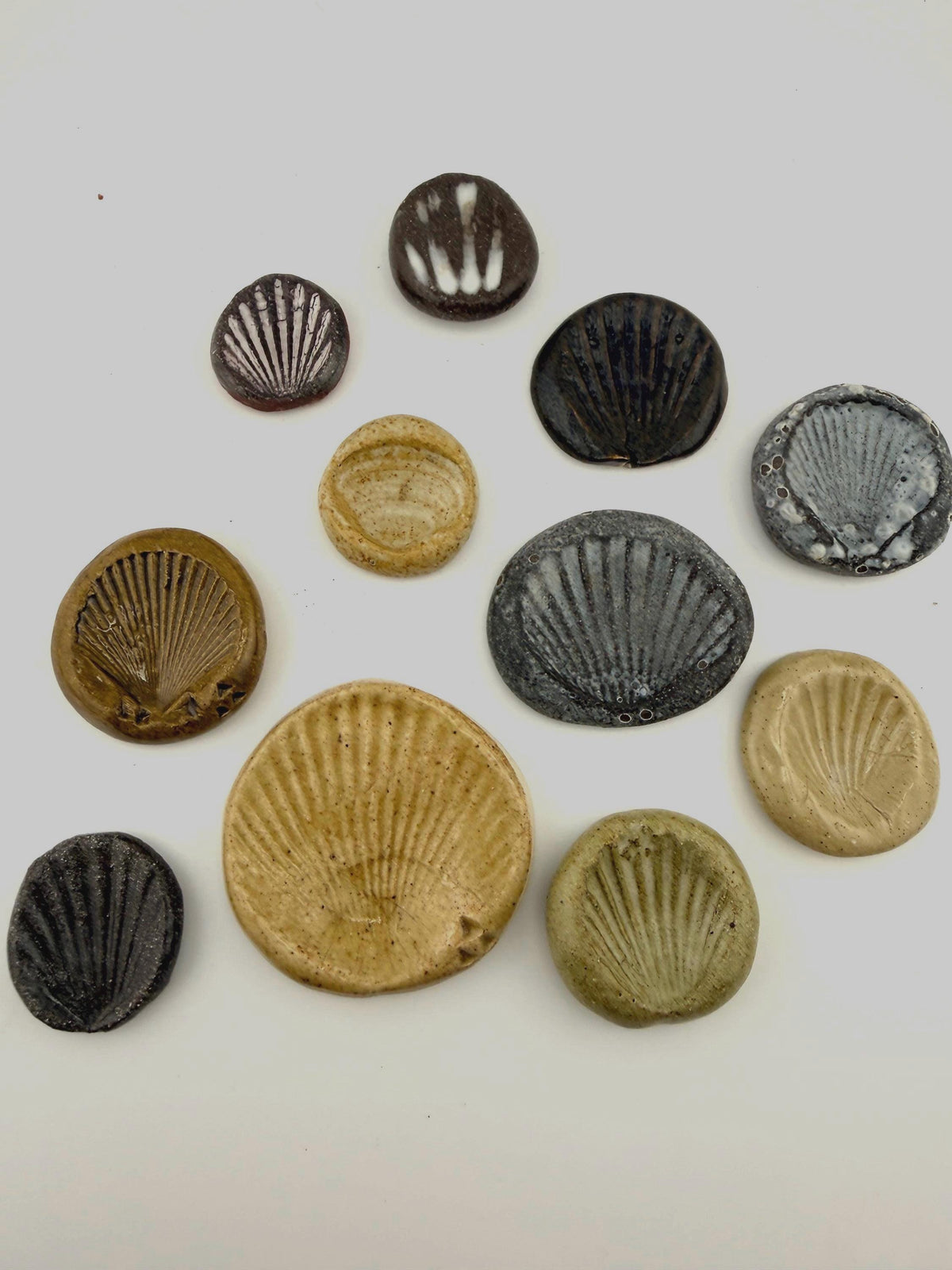 Pierres d’apaisement en céramique inspirées des coquillages, vue 1 sur 10, objets anti-stress façonnés à la main par Terresme.