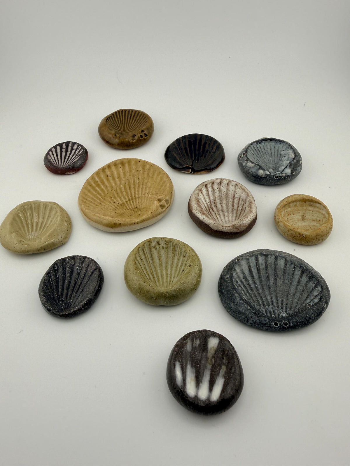 Pierres d’apaisement en céramique inspirées des coquillages, vue 2 sur 10, objets anti-stress façonnés à la main par Terresme.