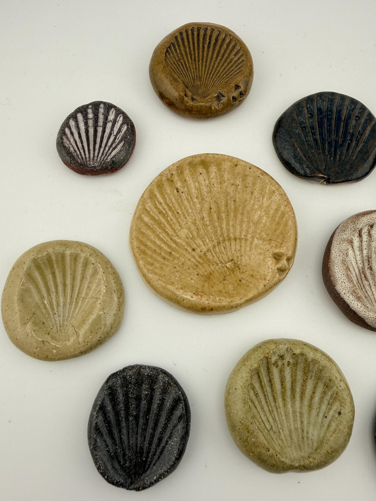 Pierres d’apaisement en céramique inspirées des coquillages, vue 3 sur 10, objets anti-stress façonnés à la main par Terresme.