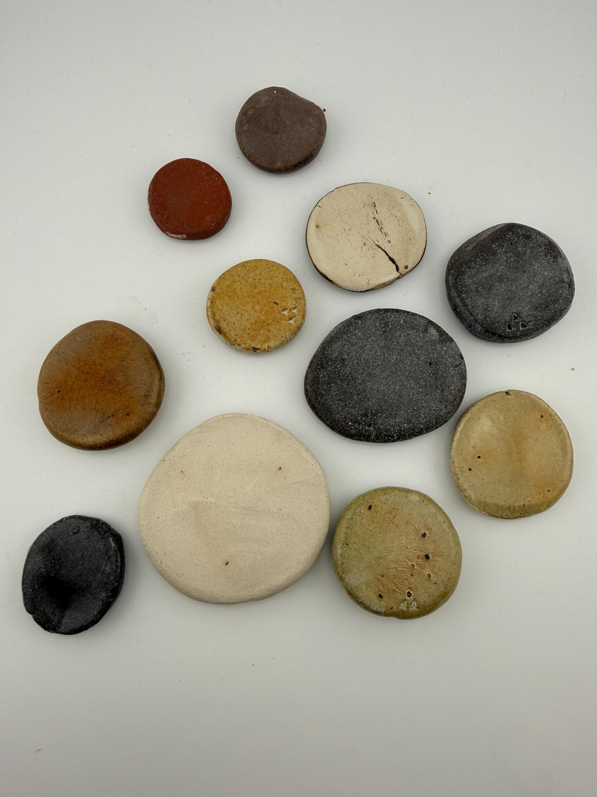Pierres d’apaisement en céramique inspirées des coquillages, vue 4 sur 10, détail des formes organiques.