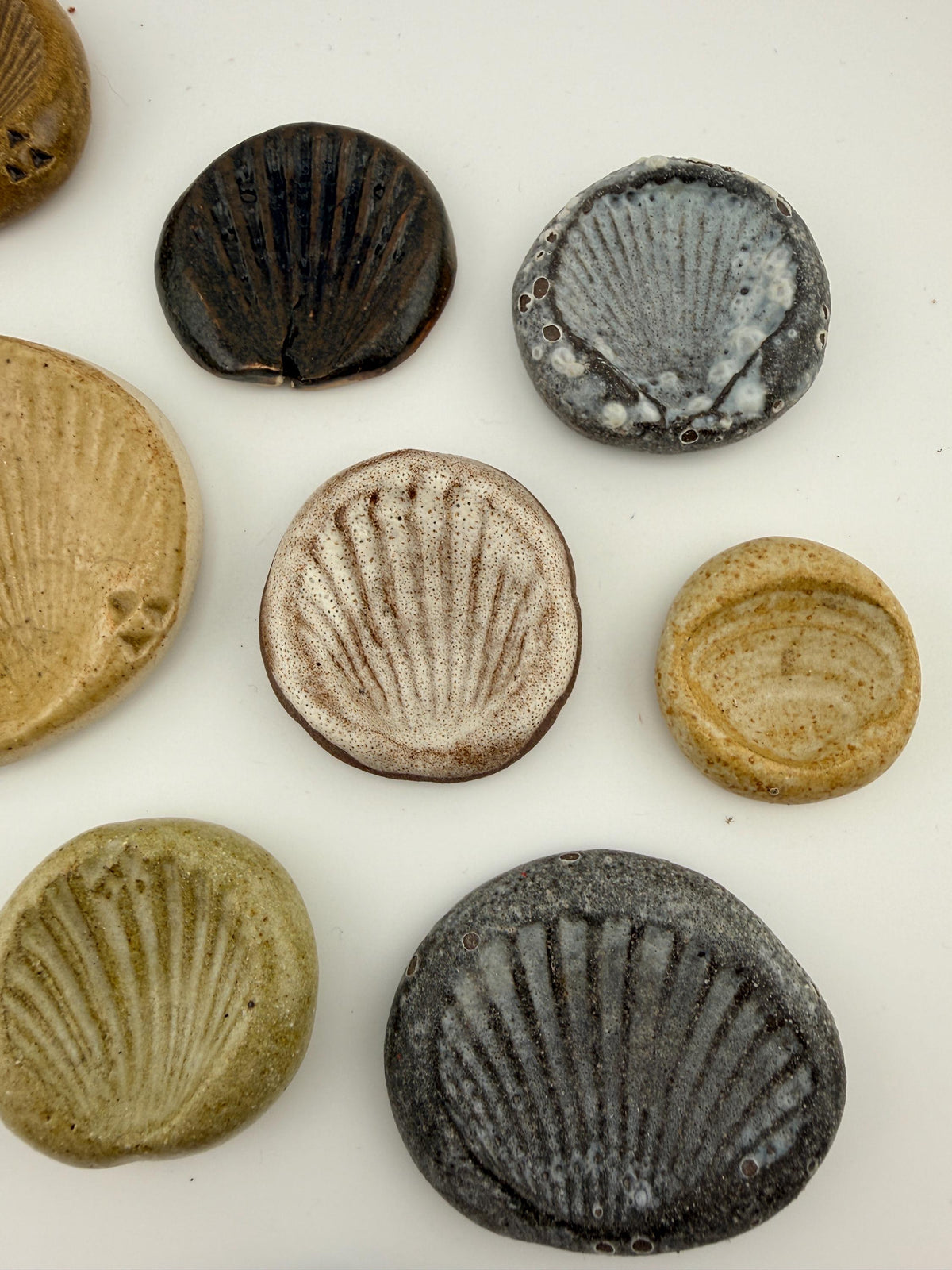 Pierres d’apaisement en céramique inspirées des coquillages, vue 5 sur 10, vue rapprochée des pièces faites main.