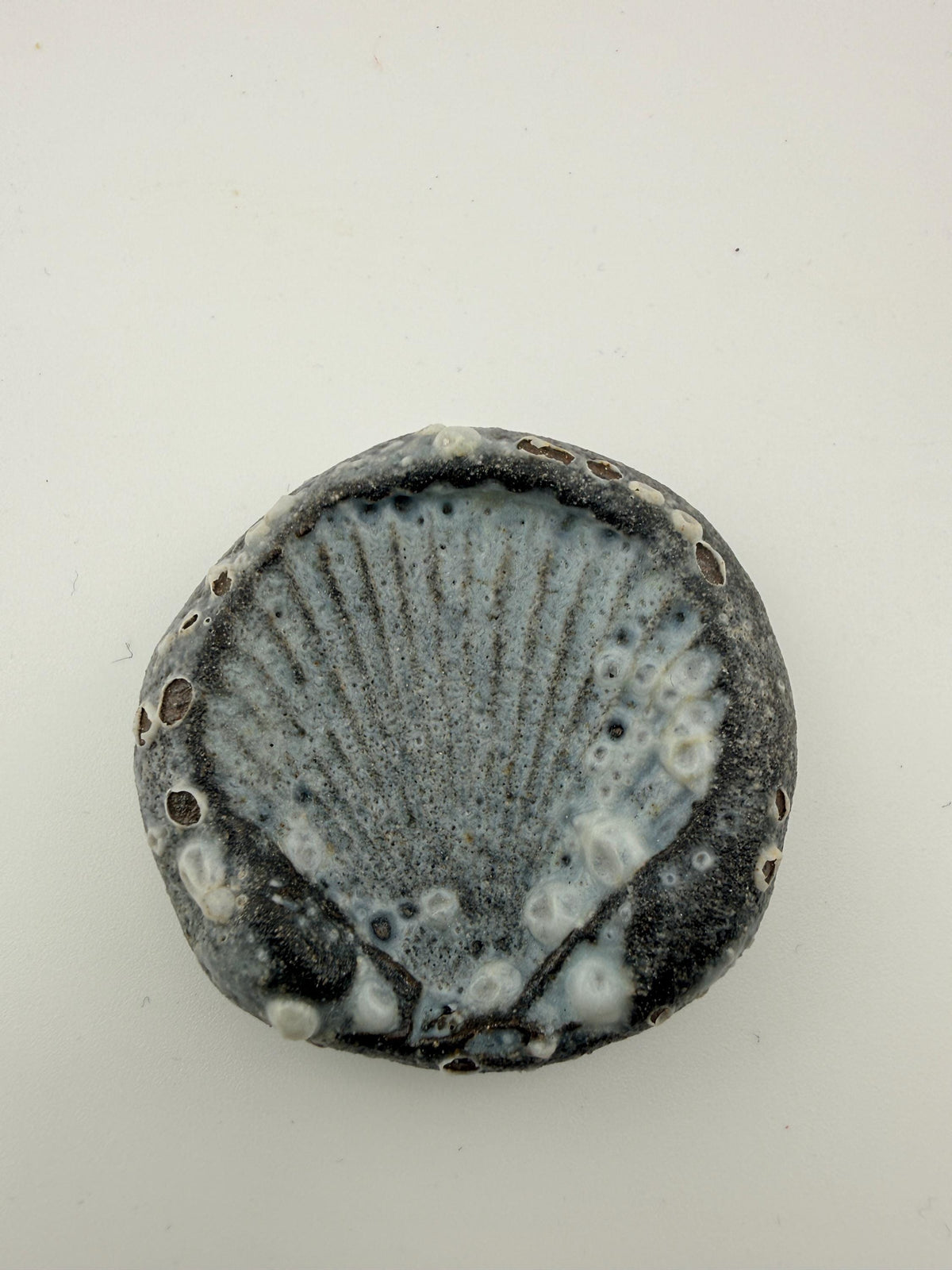 Pierres d’apaisement en céramique inspirées des coquillages, vue 8 sur 10, détail de la matière façonnée à la main.