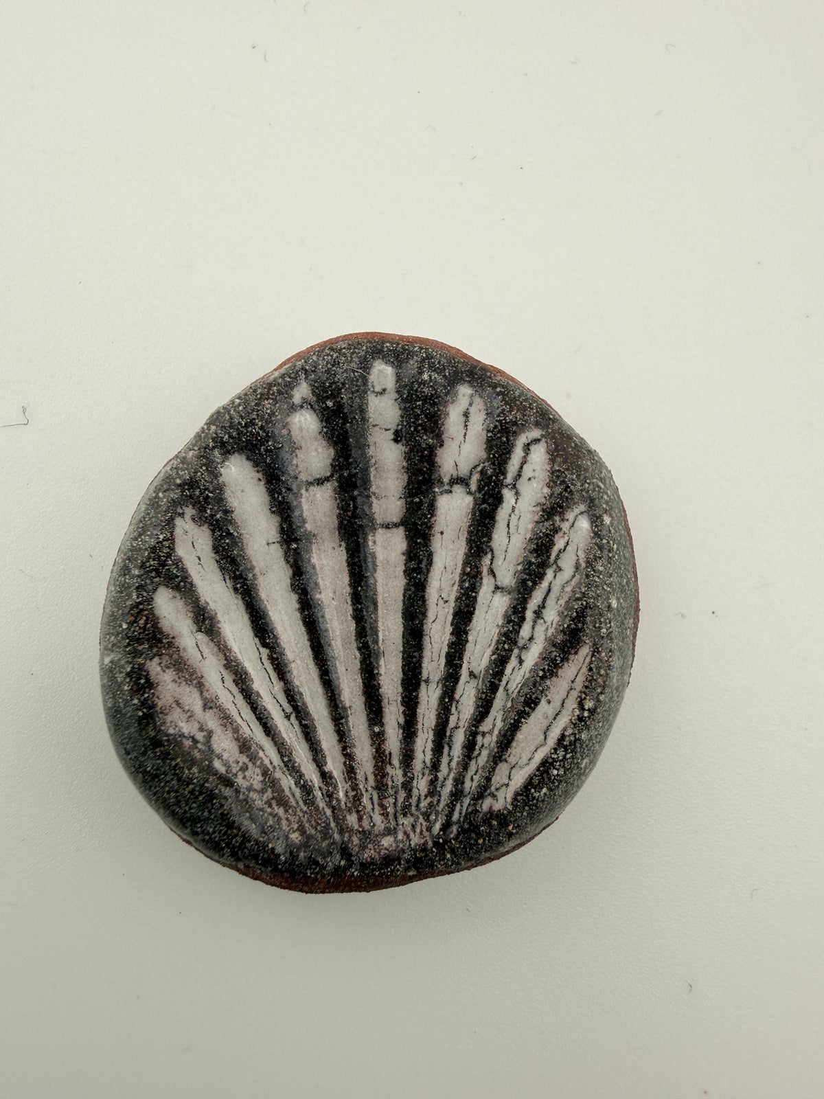 Pierres d’apaisement en céramique inspirées des coquillages, vue 10 sur 10, objets pouvant servir de porte-bijoux ou porte-encens.