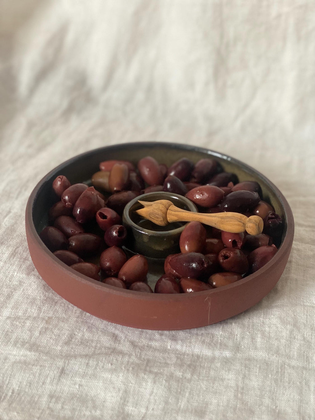 Plat apéritif OLIVE en grès rouge XING émaillé vert – vue 9