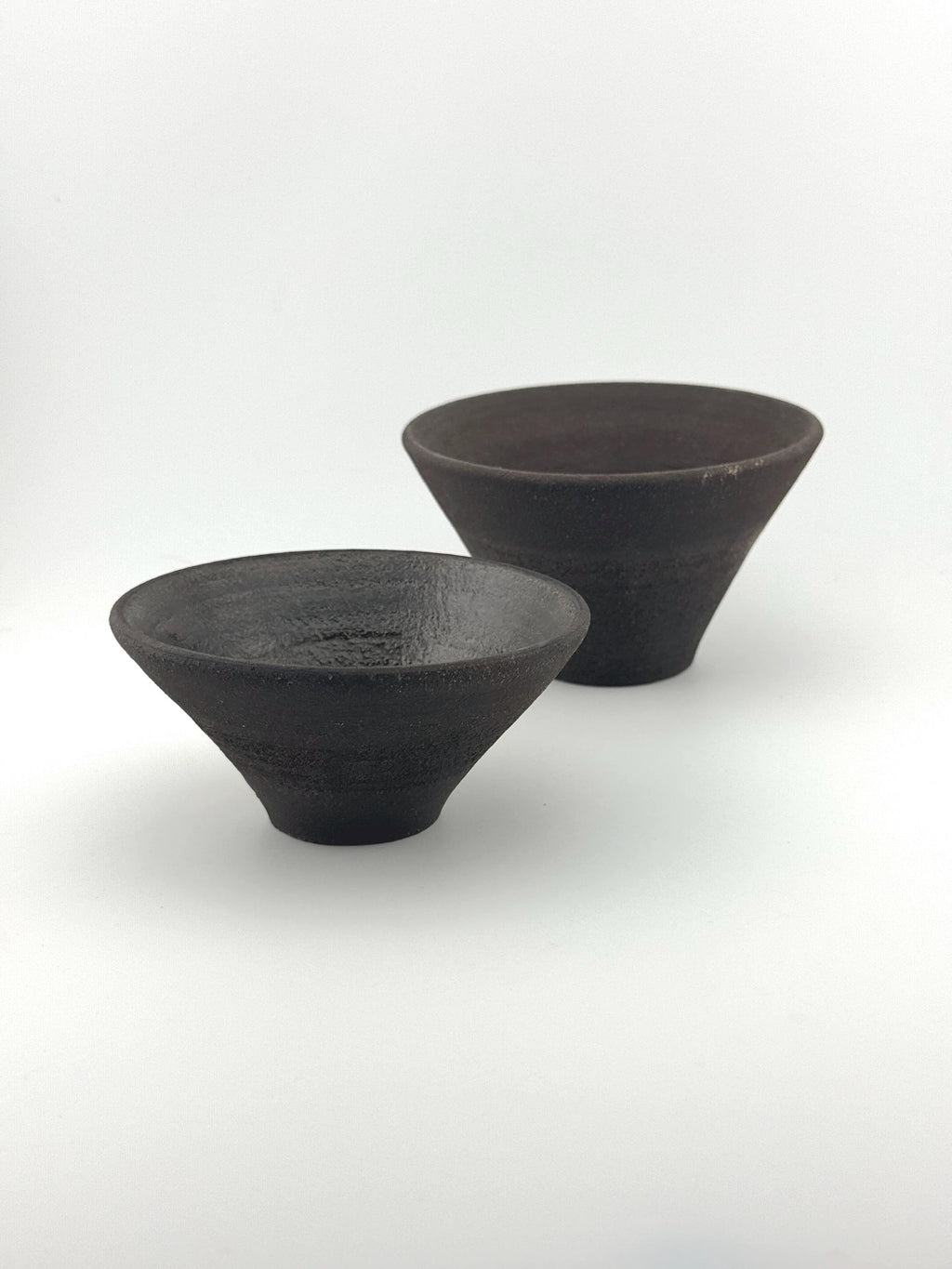 Porte-encens en grès noir African Stone, bol conique artisanal fait main par Terresme — vue 1 sur 10.
