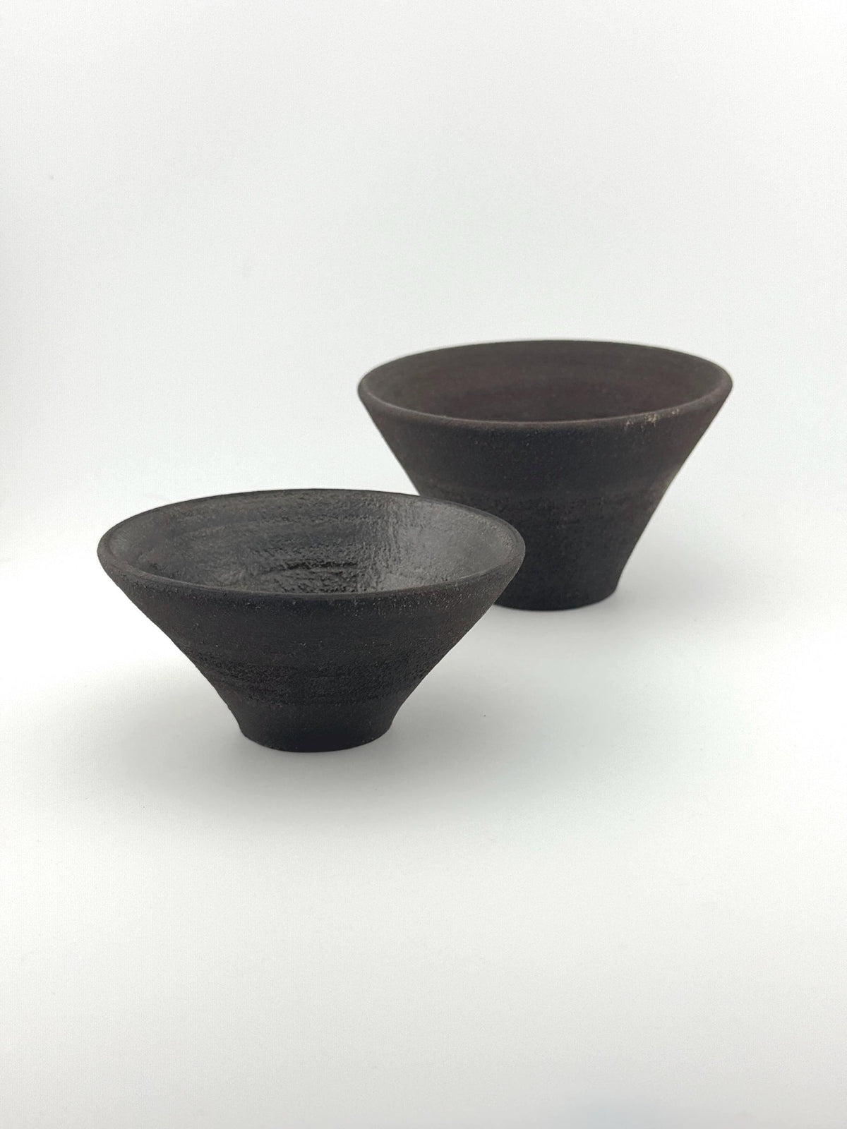 Porte-encens en grès noir African Stone, bol conique artisanal fait main par Terresme — vue 1 sur 10.