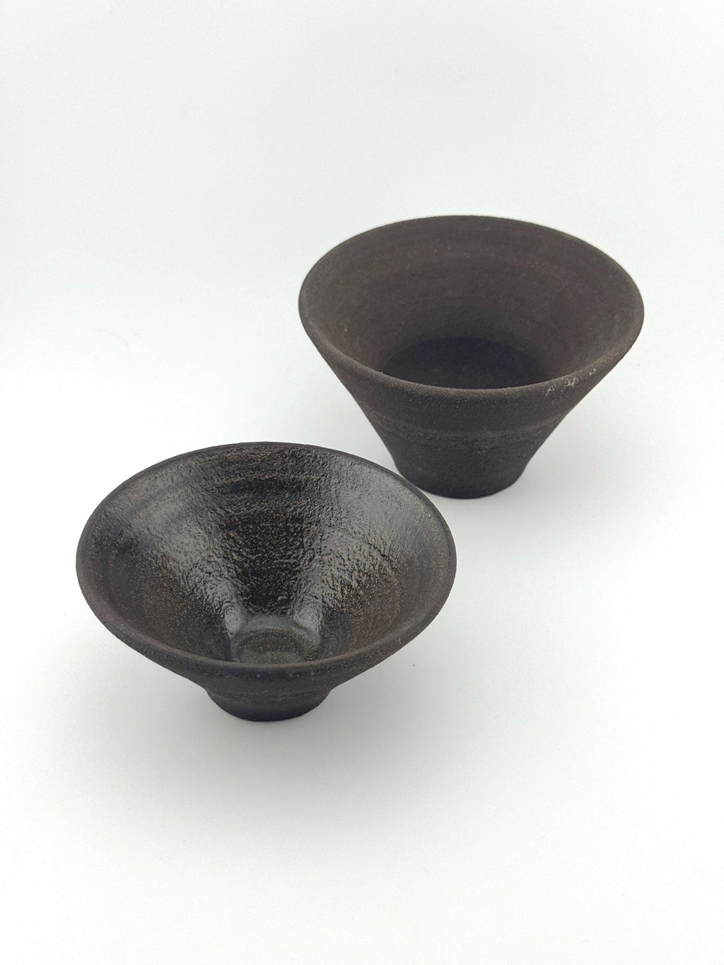 Porte-encens en grès noir African Stone, bol conique artisanal fait main par Terresme — vue 2 sur 10.