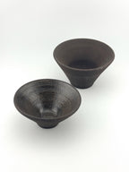 Porte-encens en grès noir African Stone, bol conique artisanal fait main par Terresme — vue 2 sur 10.