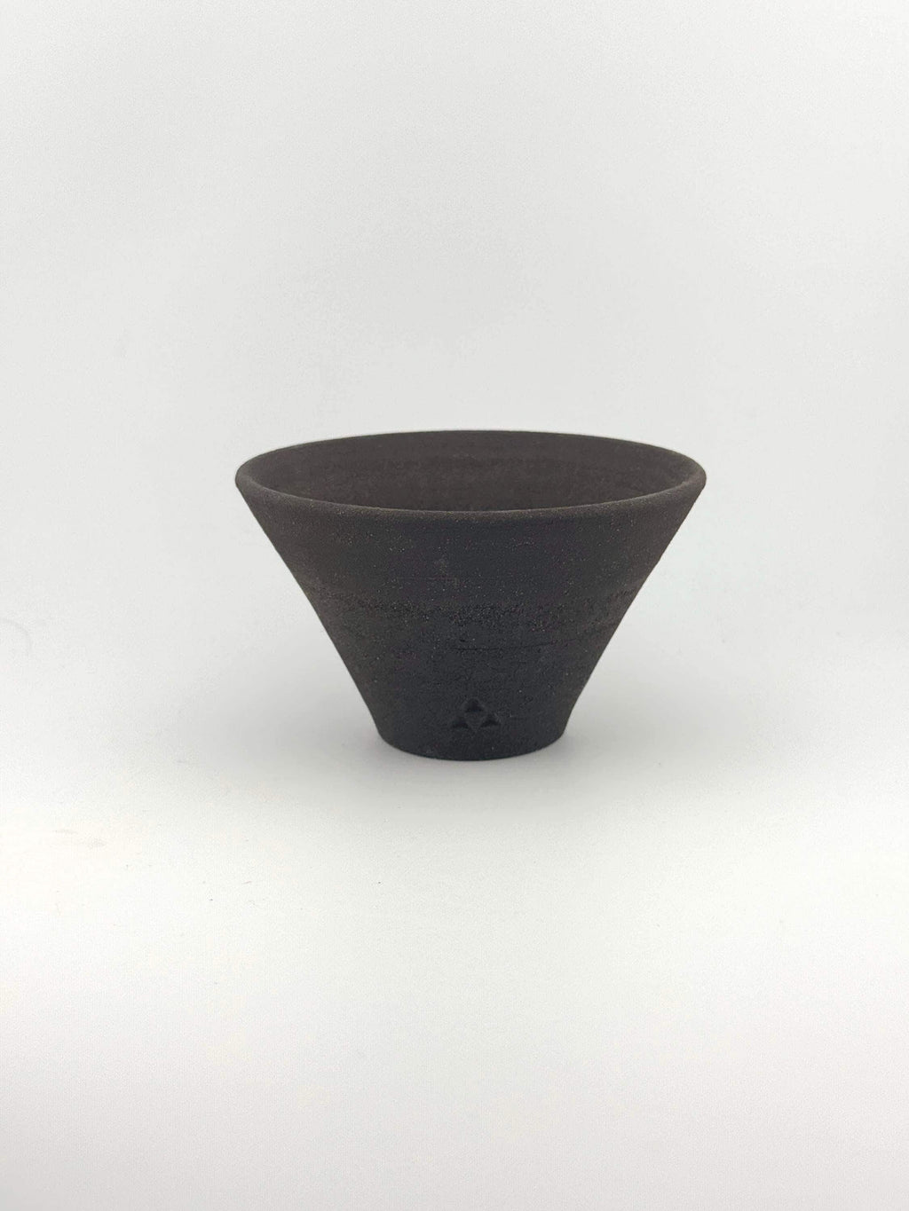 Porte-encens en grès noir African Stone, bol conique artisanal fait main par Terresme — vue 3 sur 10.