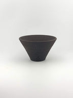Porte-encens en grès noir African Stone, bol conique artisanal fait main par Terresme — vue 3 sur 10.