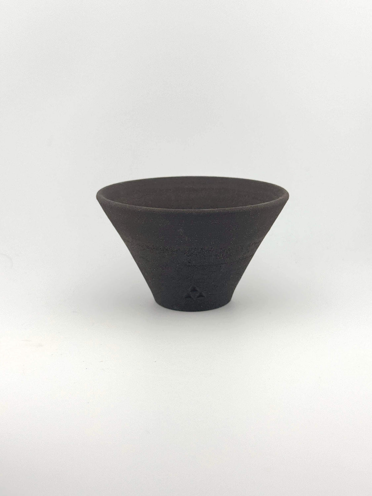 Porte-encens en grès noir African Stone, bol conique artisanal fait main par Terresme — vue 3 sur 10.