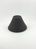 Porte-encens en grès noir African Stone, bol conique artisanal fait main par Terresme — vue 4 sur 10.