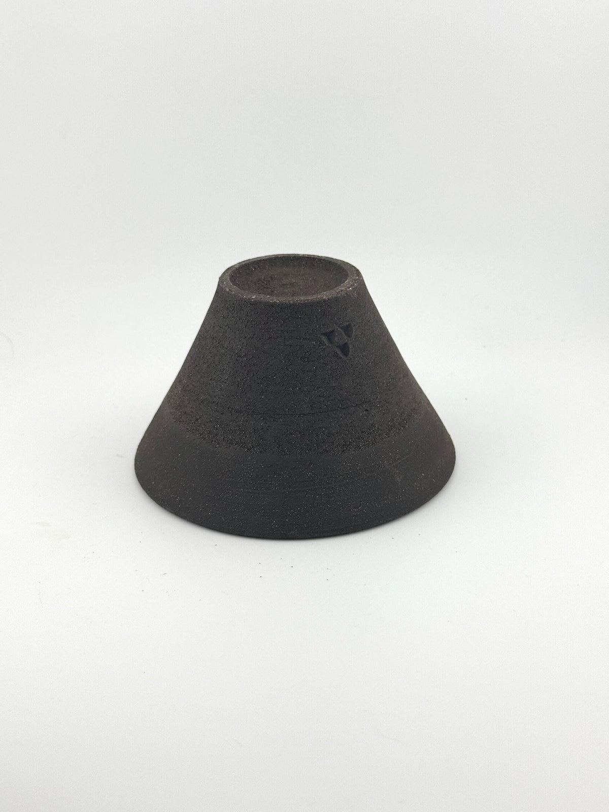 Porte-encens en grès noir African Stone, bol conique artisanal fait main par Terresme — vue 4 sur 10.