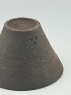 Porte-encens en grès noir African Stone, bol conique artisanal fait main par Terresme — vue 5 sur 10.