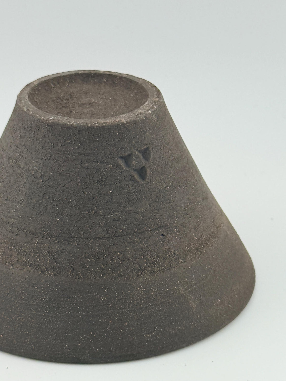 Porte-encens en grès noir African Stone, bol conique artisanal fait main par Terresme — vue 5 sur 10.