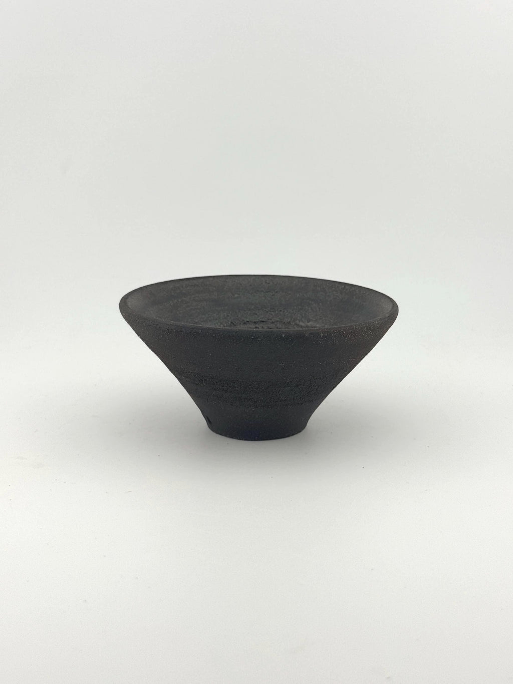 Porte-encens en grès noir African Stone, bol conique artisanal fait main par Terresme — vue 6 sur 10.