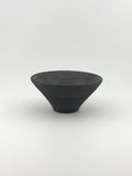 Porte-encens en grès noir African Stone, bol conique artisanal fait main par Terresme — vue 6 sur 10.