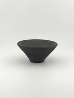 Porte-encens en grès noir African Stone, bol conique artisanal fait main par Terresme — vue 6 sur 10.