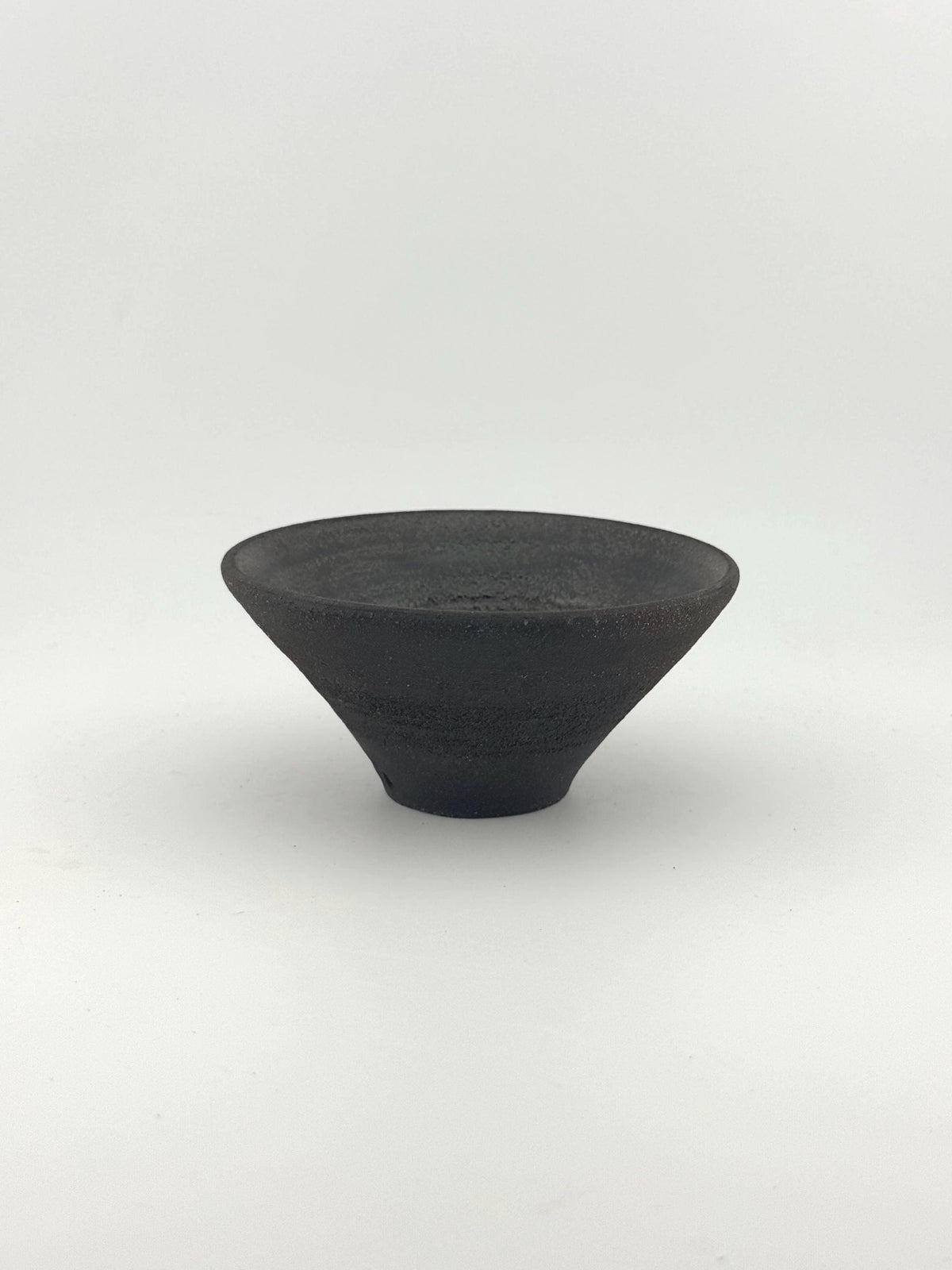 Porte-encens en grès noir African Stone, bol conique artisanal fait main par Terresme — vue 6 sur 10.