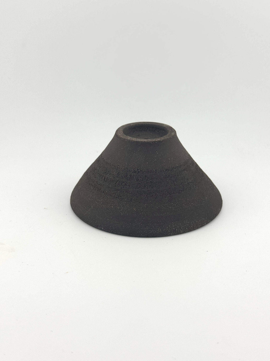 Porte-encens en grès noir African Stone, bol conique artisanal fait main par Terresme — vue 7 sur 10.