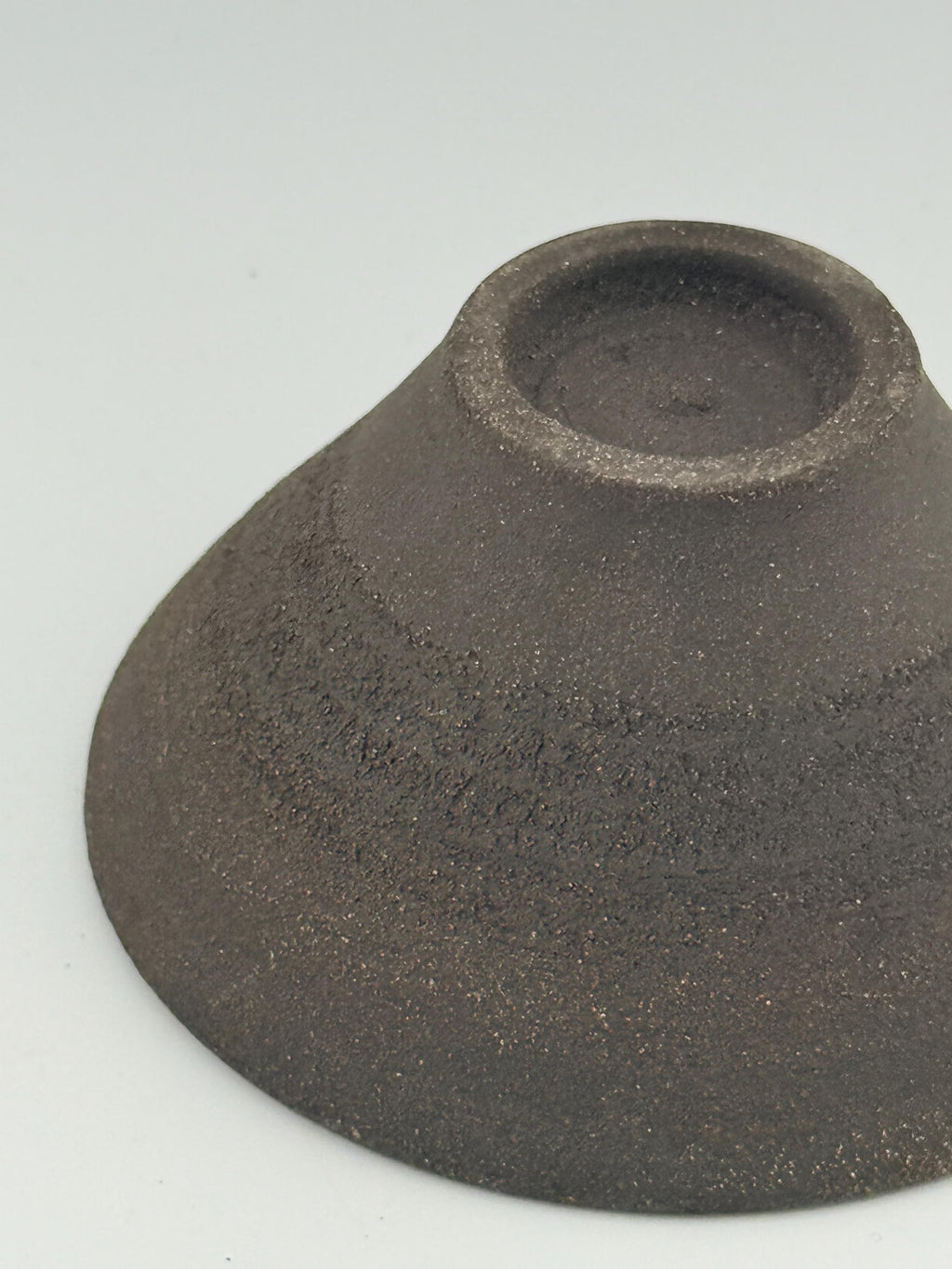 Porte-encens en grès noir African Stone, bol conique artisanal fait main par Terresme — vue 8 sur 10.