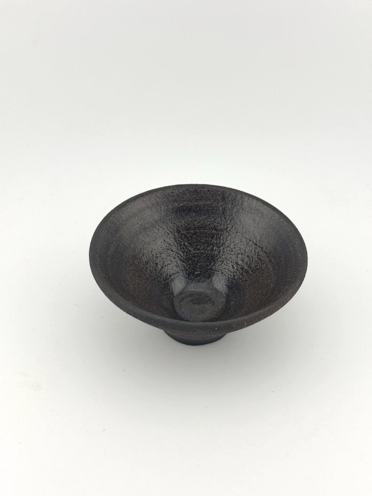 Porte-encens en grès noir African Stone, bol conique artisanal fait main par Terresme — vue 10 sur 10.