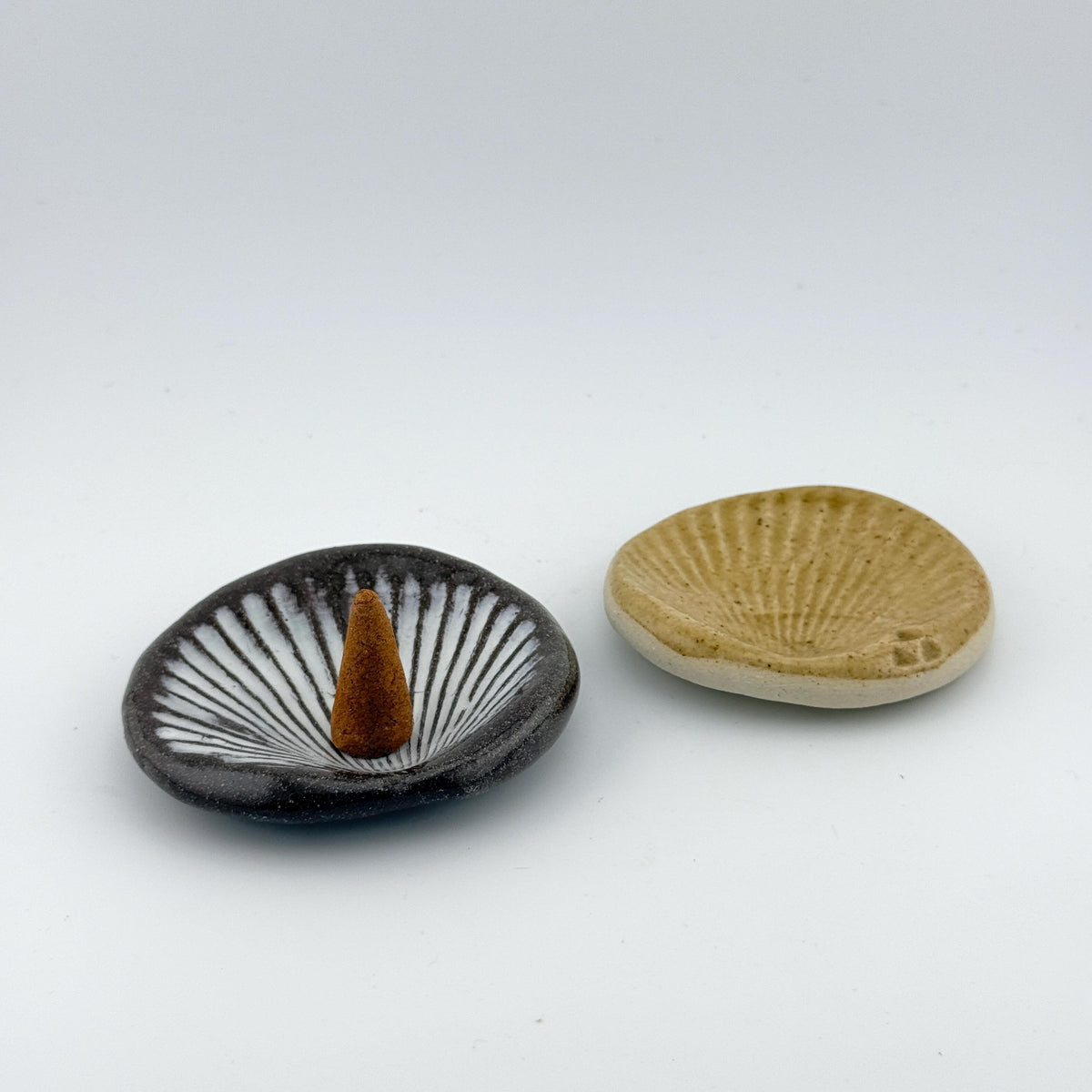 Coquillage artisanal en grès émaillé, porte-encens, pierre d’apaisement ou porte-bijoux – Terres.me