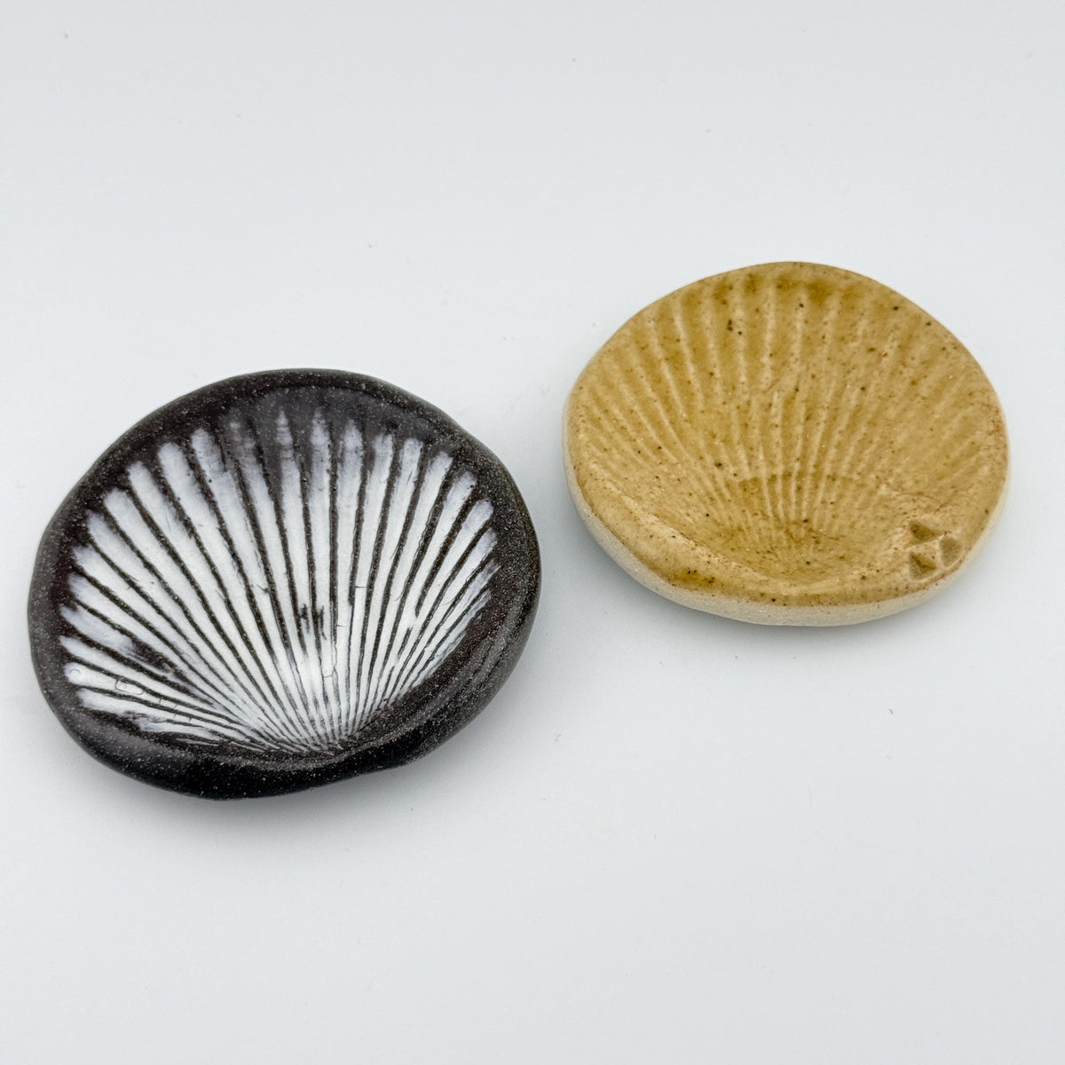 Coquillage artisanal en grès émaillé, porte-encens, pierre d’apaisement ou porte-bijoux – Terres.me