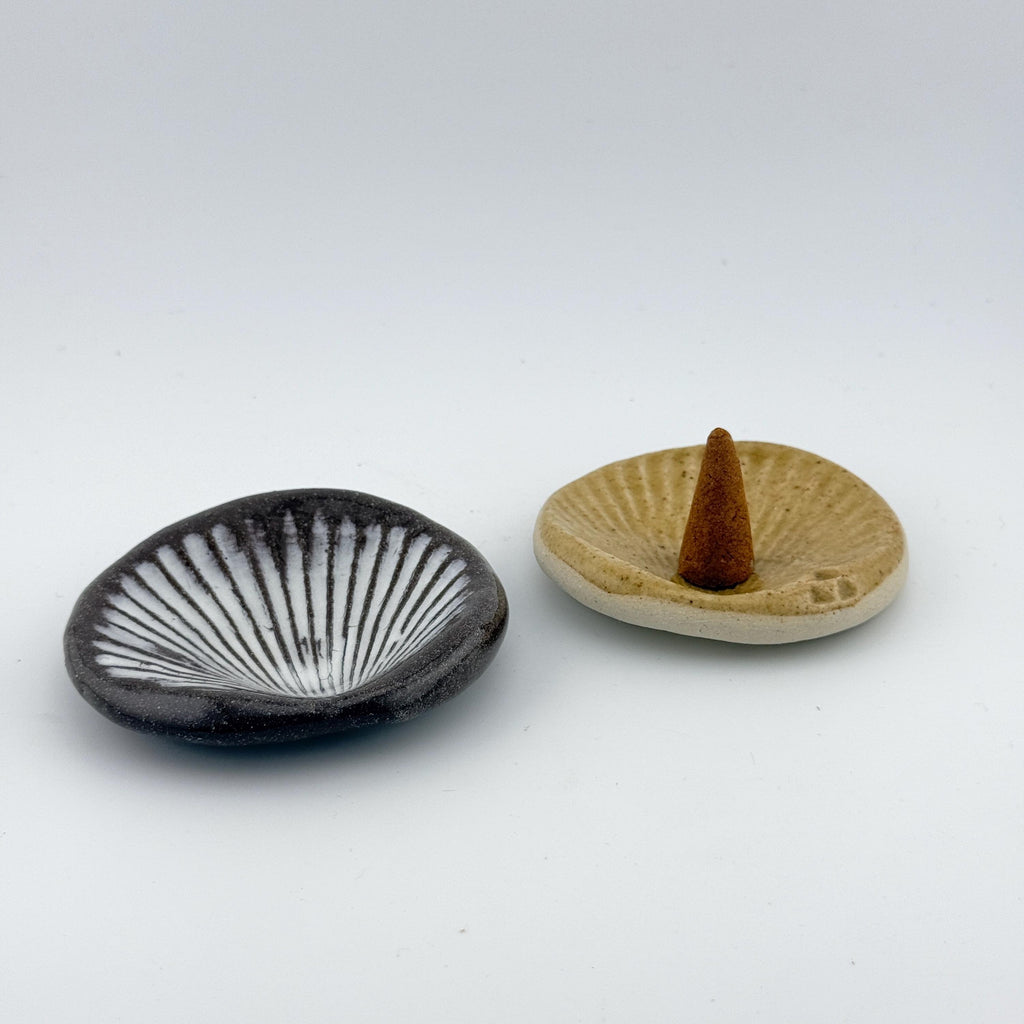 Coquillage artisanal en grès émaillé, porte-encens, pierre d’apaisement ou porte-bijoux – Terres.me