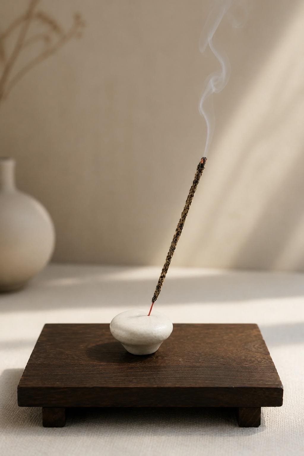 Porte-encens galet en céramique blanche, vue 2 sur 10, objet artisanal façonné à la main par Terresme.