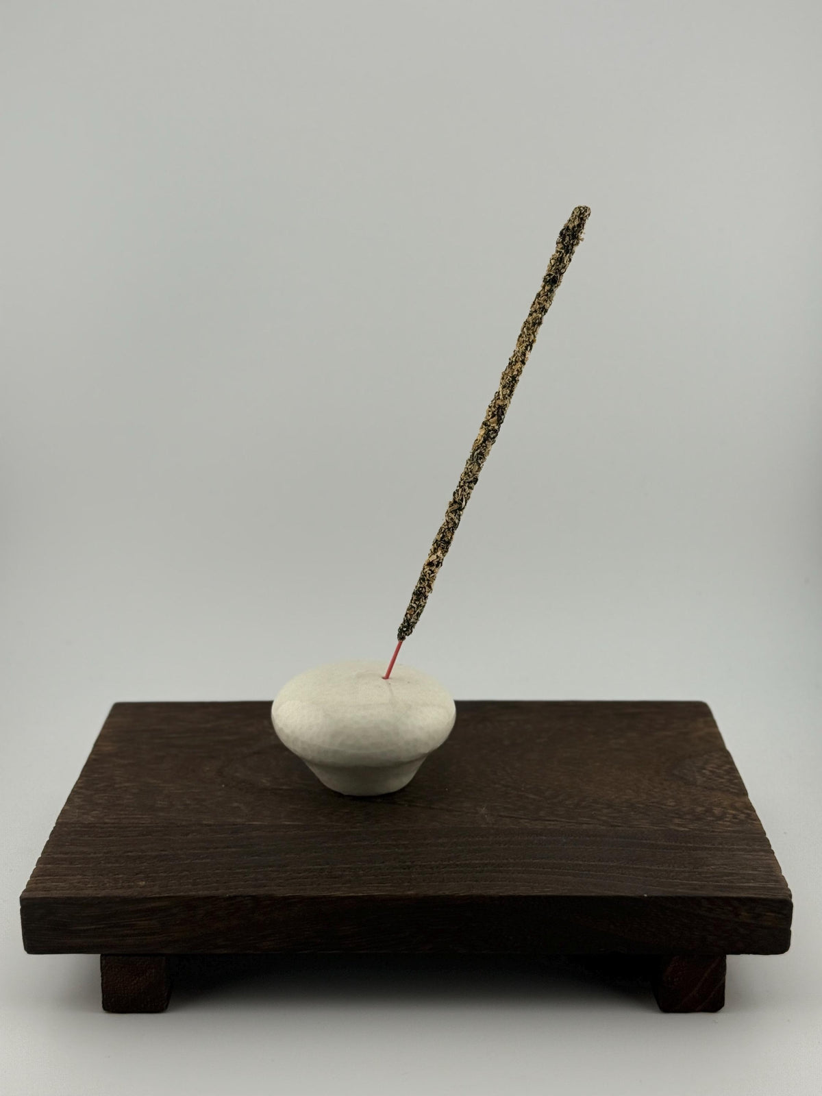 Porte-encens galet en céramique blanche, vue 4 sur 10, objet artisanal façonné à la main par Terresme.