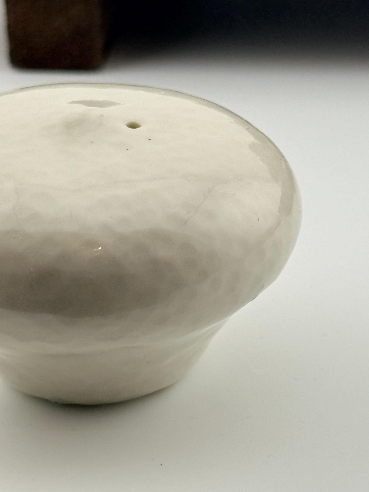 Porte-encens galet en céramique blanche, vue 5 sur 10, objet artisanal façonné à la main par Terresme.