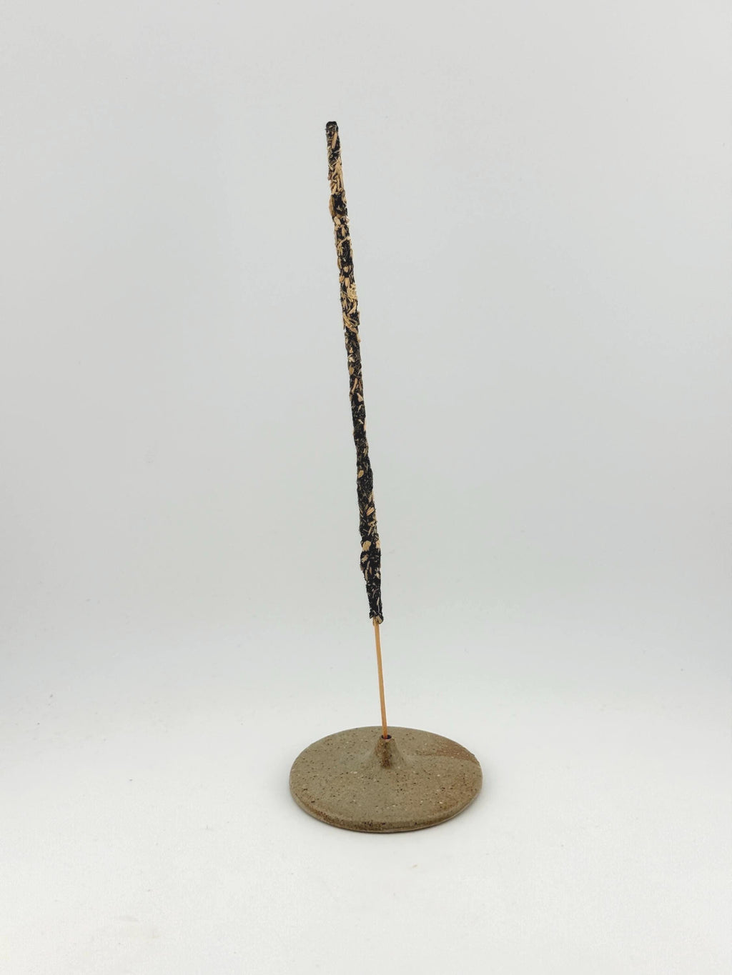 Porte-encens artisanal tourné en grès, émaillage clair – Terres.me