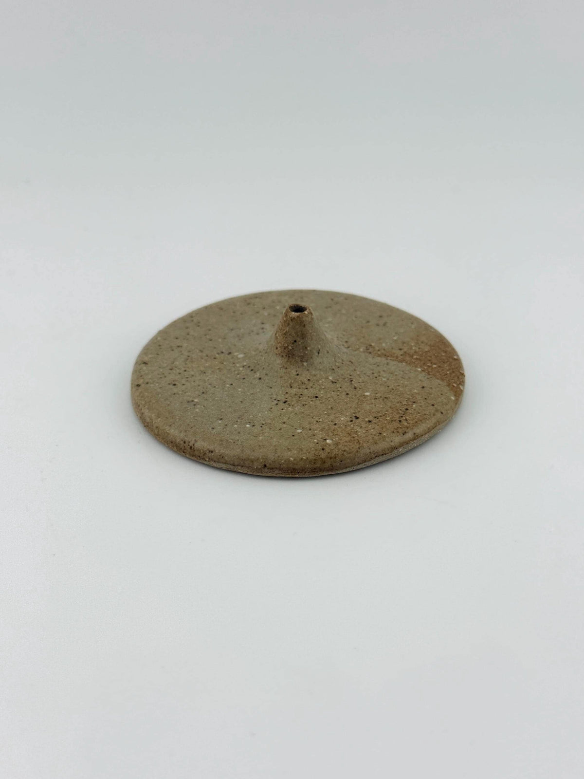 Porte-encens artisanal tourné en grès, émaillage clair – Terres.me