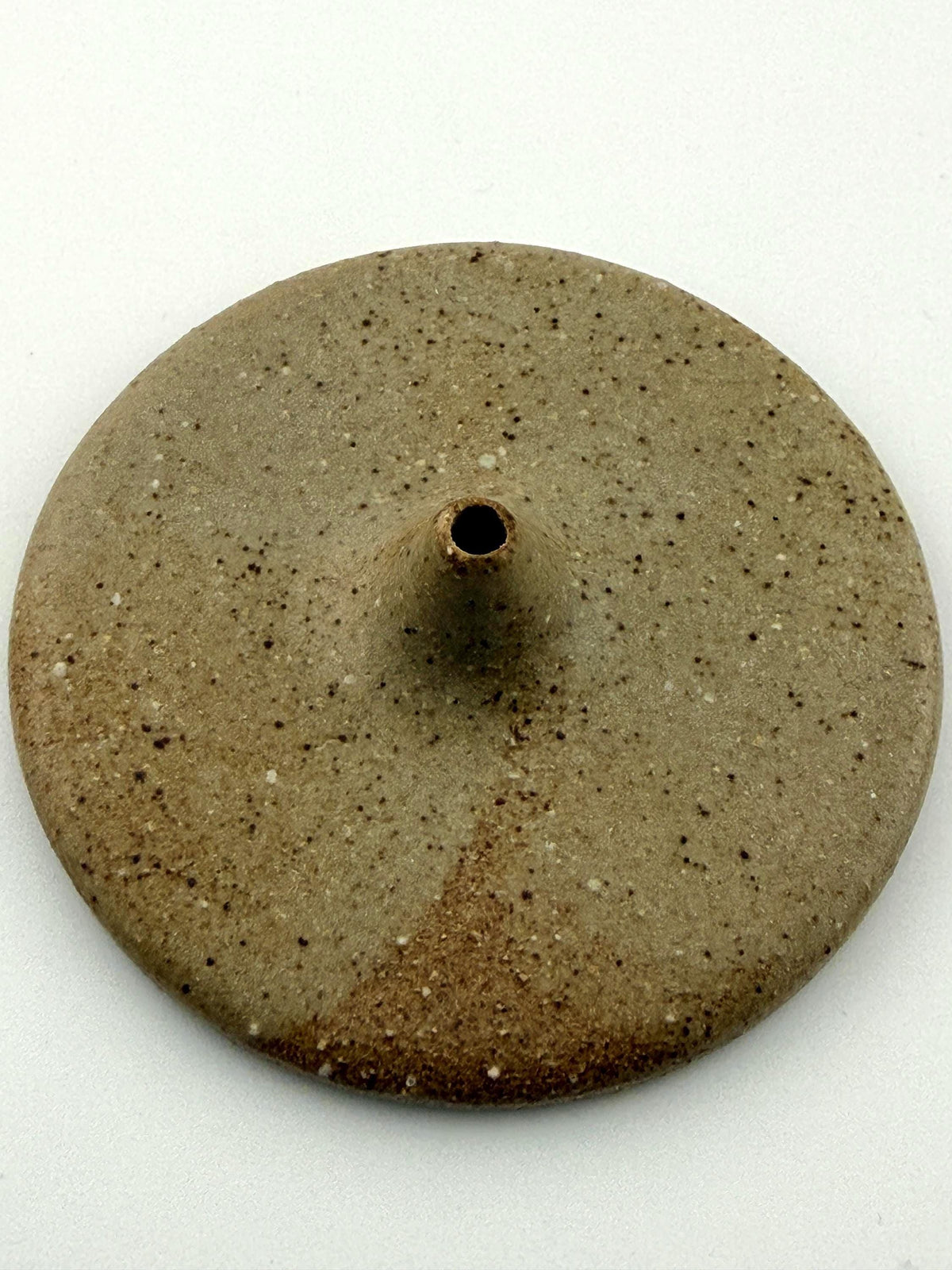 Porte-encens artisanal tourné en grès, émaillage clair – Terres.me