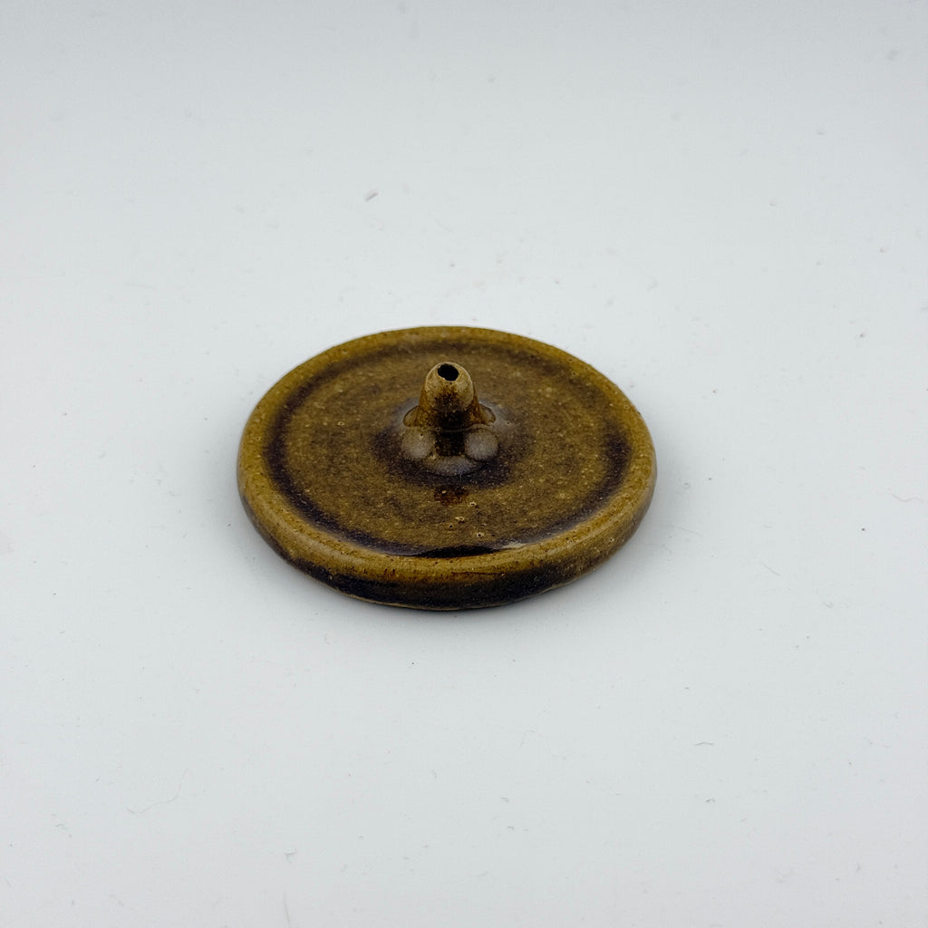 Porte-encens artisanal en grès couleur miel