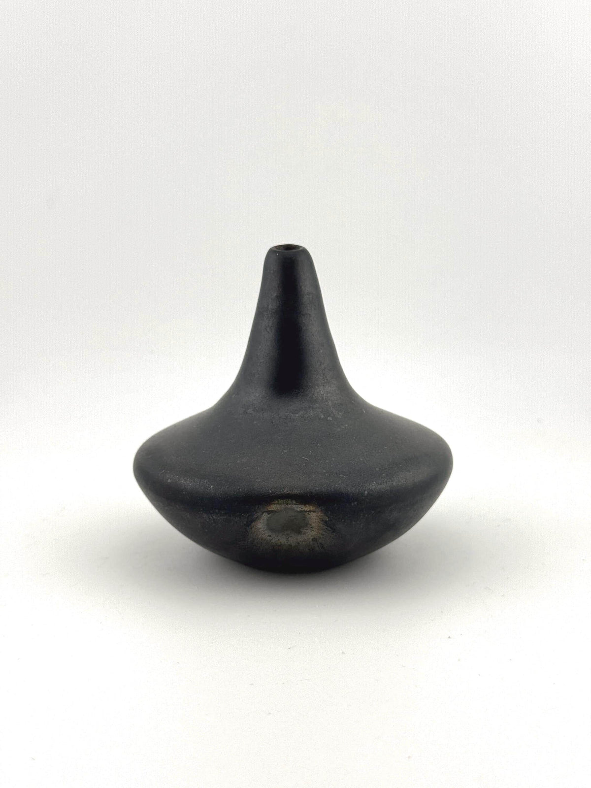 Porte-encens rituel en faïence noire au style japandi, fait main par Terresme — vue 1 sur 10.