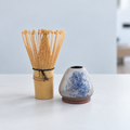 Porte-fouet à matcha en terre sauvage de l’Estérel – Porcelaine et cobalt