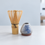Porte-fouet à matcha en terre sauvage de l’Estérel – Porcelaine et cobalt
