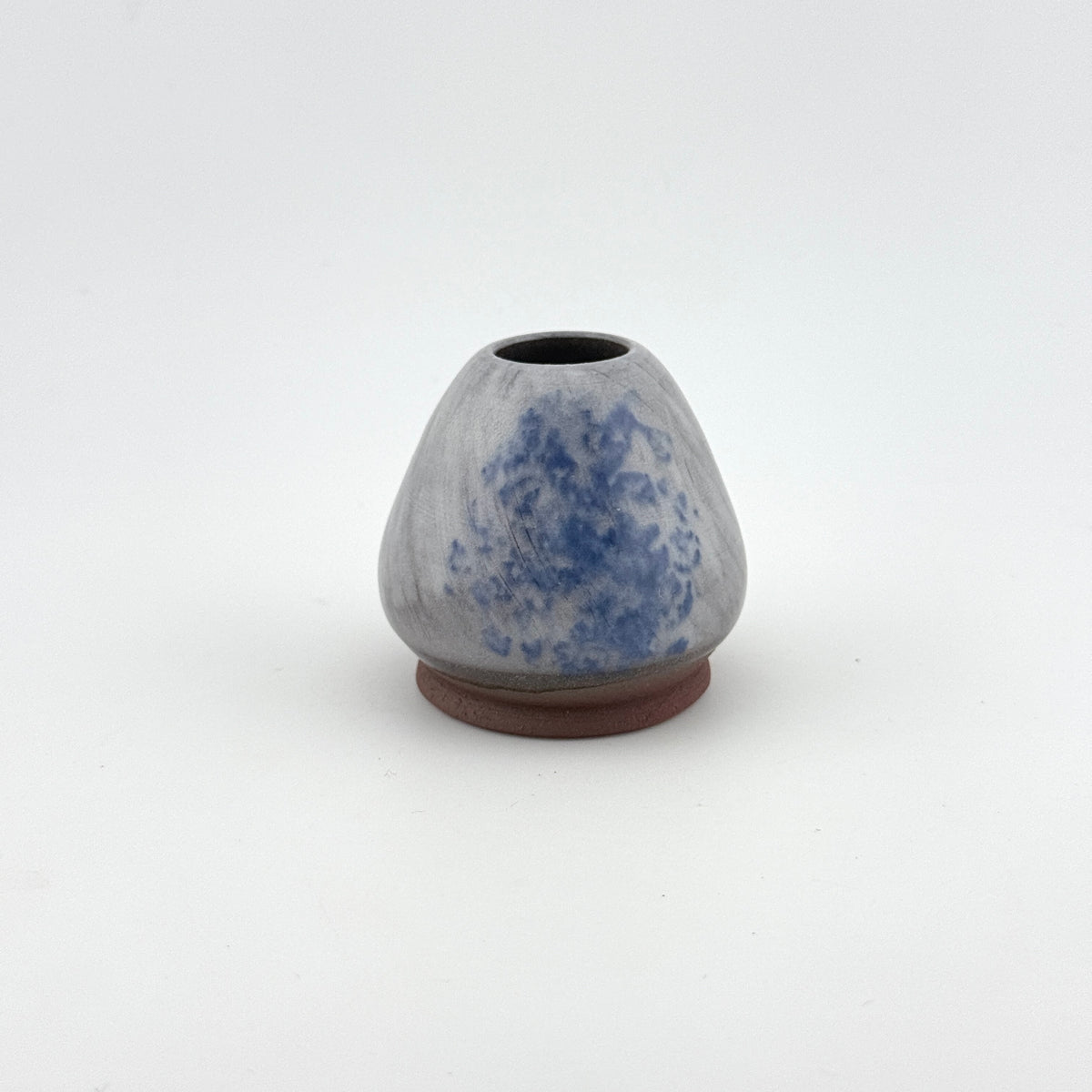 Porte-fouet à matcha en terre sauvage de l’Estérel – Porcelaine et cobalt