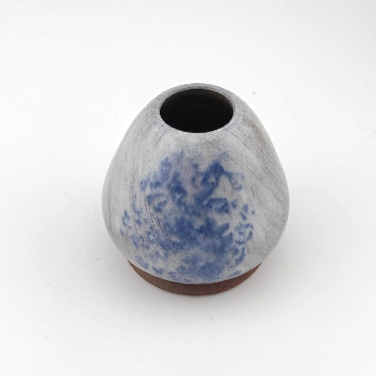 Porte-fouet à matcha en terre sauvage de l’Estérel – Porcelaine et cobalt