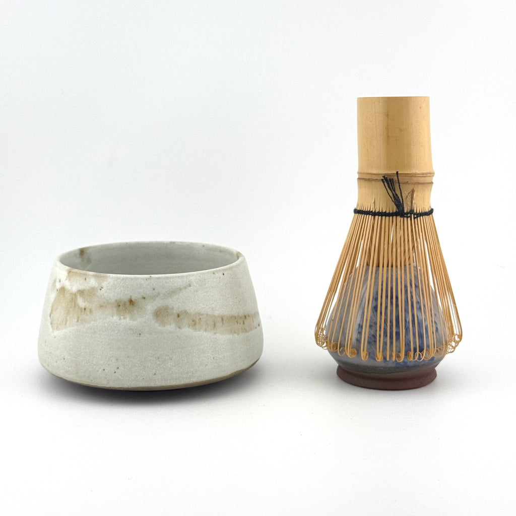 Porte-fouet à matcha en terre sauvage de l’Estérel – Porcelaine et cobalt