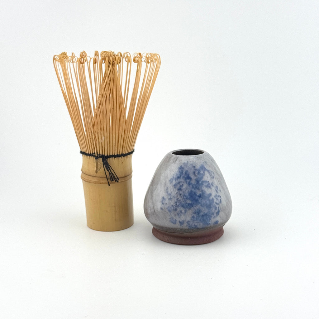 Porte-fouet à matcha en terre sauvage de l’Estérel – Porcelaine et cobalt