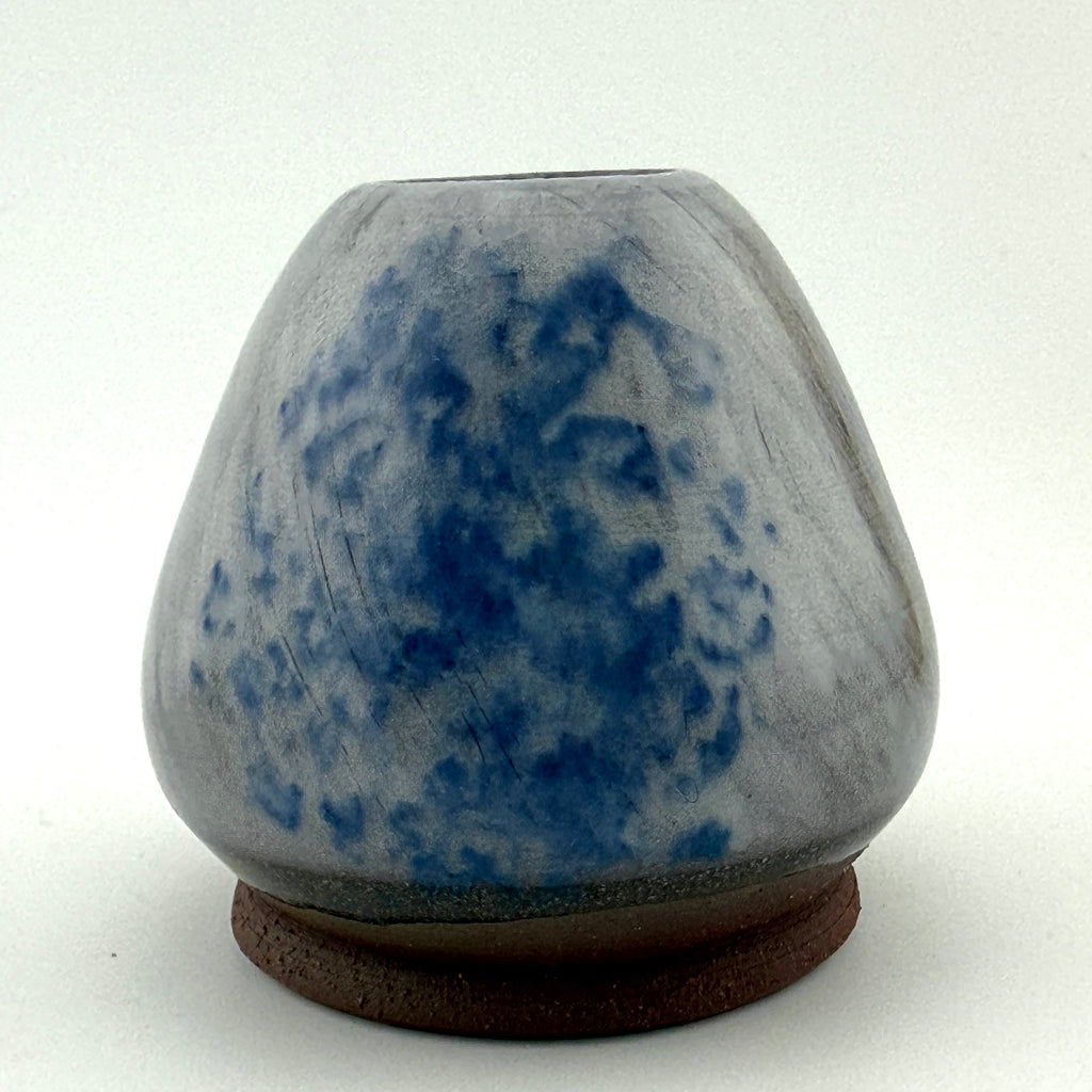 Porte-fouet à matcha en terre sauvage de l’Estérel – Porcelaine et cobalt
